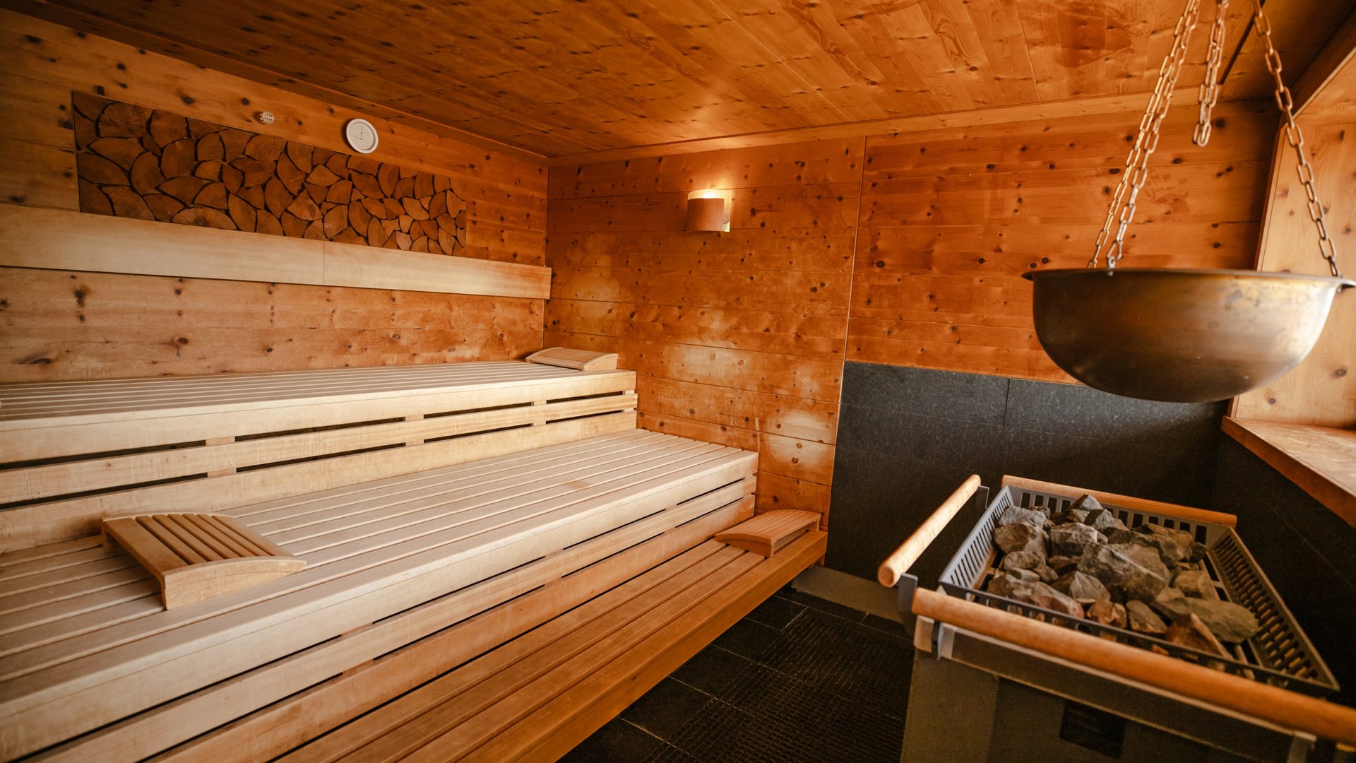 Wellnesshotel im Bayerischen Wald - Das Hotel Hofbräuhaus Zirbensauna mit Holzverkleidung, Aufgusskessel und Saunabänken im Wellnesshotel Hofbräuhaus Bodenmais
