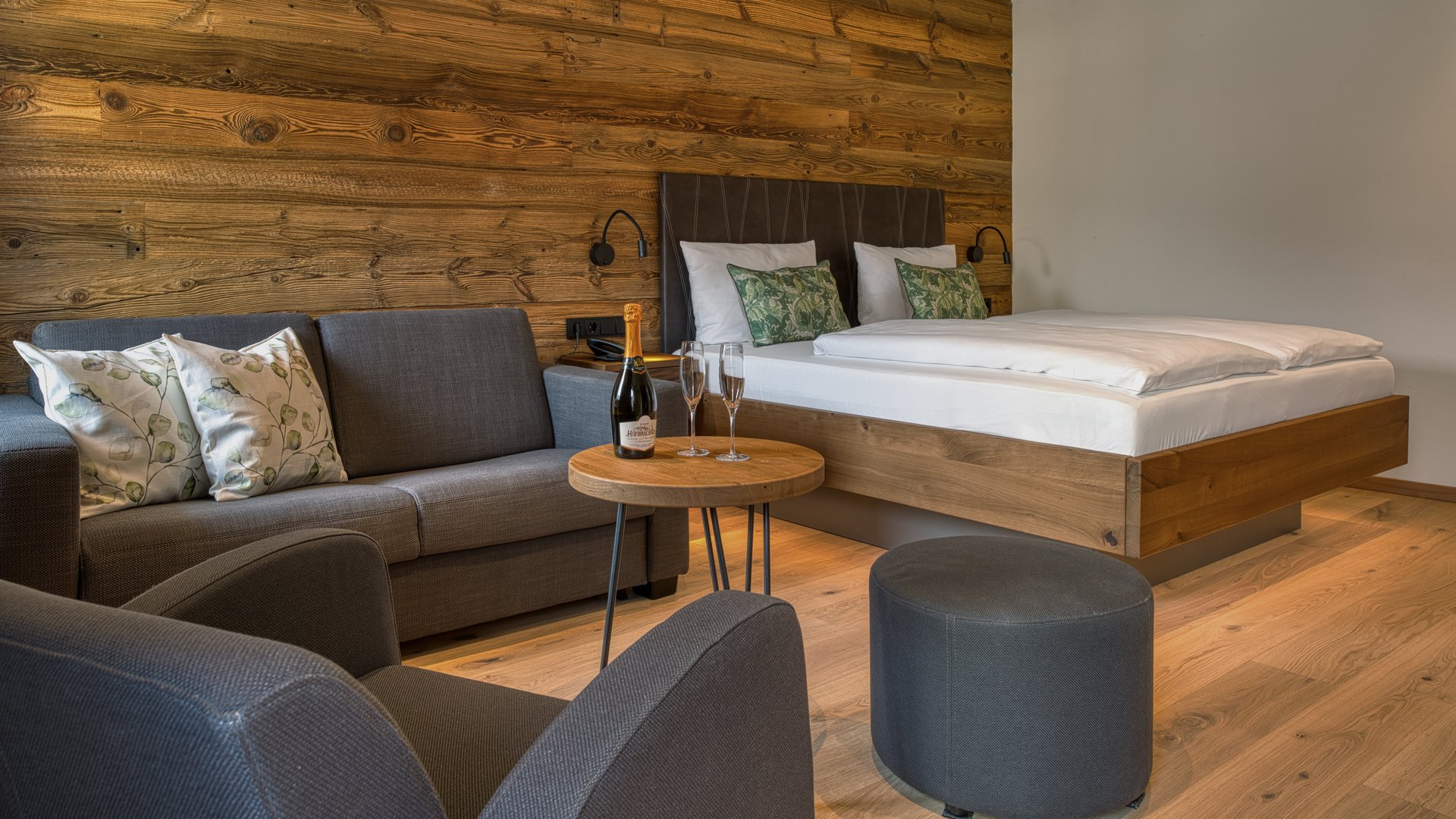 Wellnesshotel im Bayerischen Wald - Das Hotel Hofbräuhaus Komfortables Comfort-Doppelzimmer im 4-Sterne-Hotel Hofbräuhaus in Bodenmais mit großem Doppelbett, Couch, Sessel und Blick auf den Bayerischen Wald