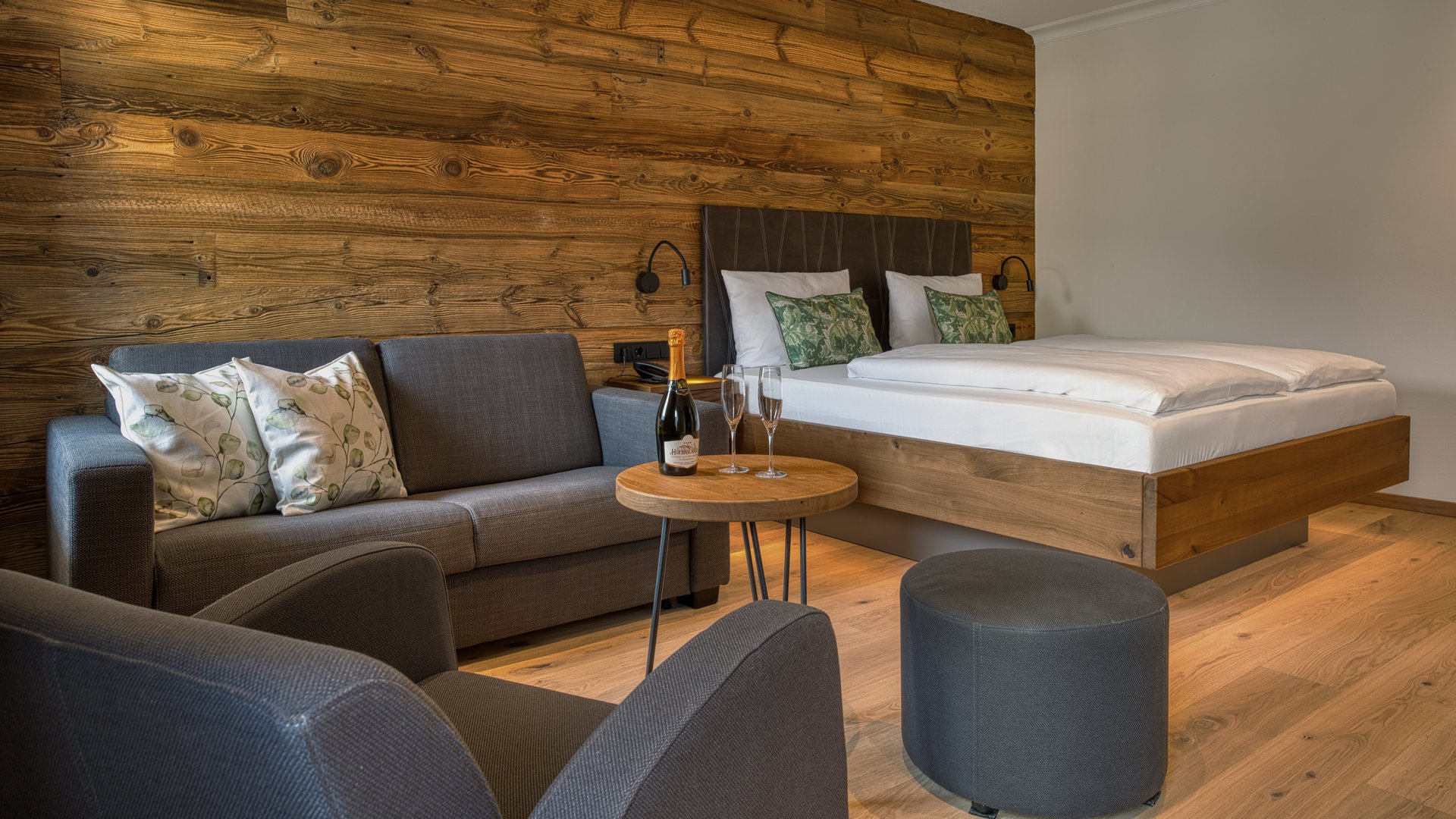 Ihr Traumurlaub im Hotel Hofbräuhaus Komfortables Comfort-Doppelzimmer im 4-Sterne-Hotel Hofbräuhaus in Bodenmais mit großem Doppelbett, Couch, Sessel und Blick auf den Bayerischen Wald