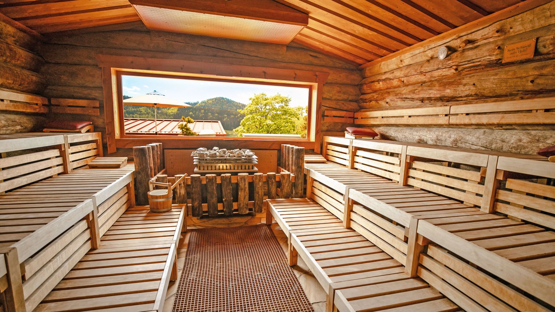 Wellnesshotel im Bayerischen Wald - Das Hotel Hofbräuhaus Kelosauna aus echtem Keloholz mit Panoramafenster und Ausblick im Wellnesshotel Hofbräuhaus Bodenmais