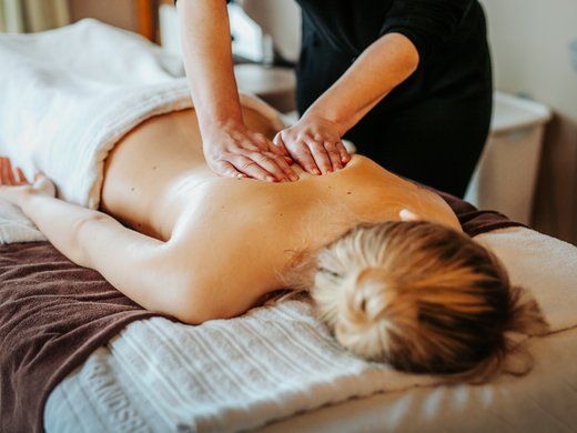 Ihr Traumurlaub im Hotel Hofbräuhaus Entspannende Rückenmassage im Spa-Bereich des 4-Sterne Wellnesshotels Hofbräuhaus, Bodenmais, Bayerischer Wald