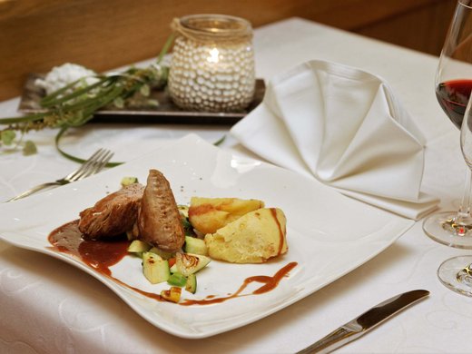 Ihr Traumurlaub im Hotel Hofbräuhaus Feines Hauptgericht im Wellnesshotel Hofbräuhaus Bodenmais – zartes Fleisch mit Kartoffelgratin, Gemüse und dunkler Soße